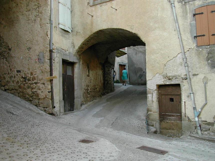 Un des porches d'Av�ne
